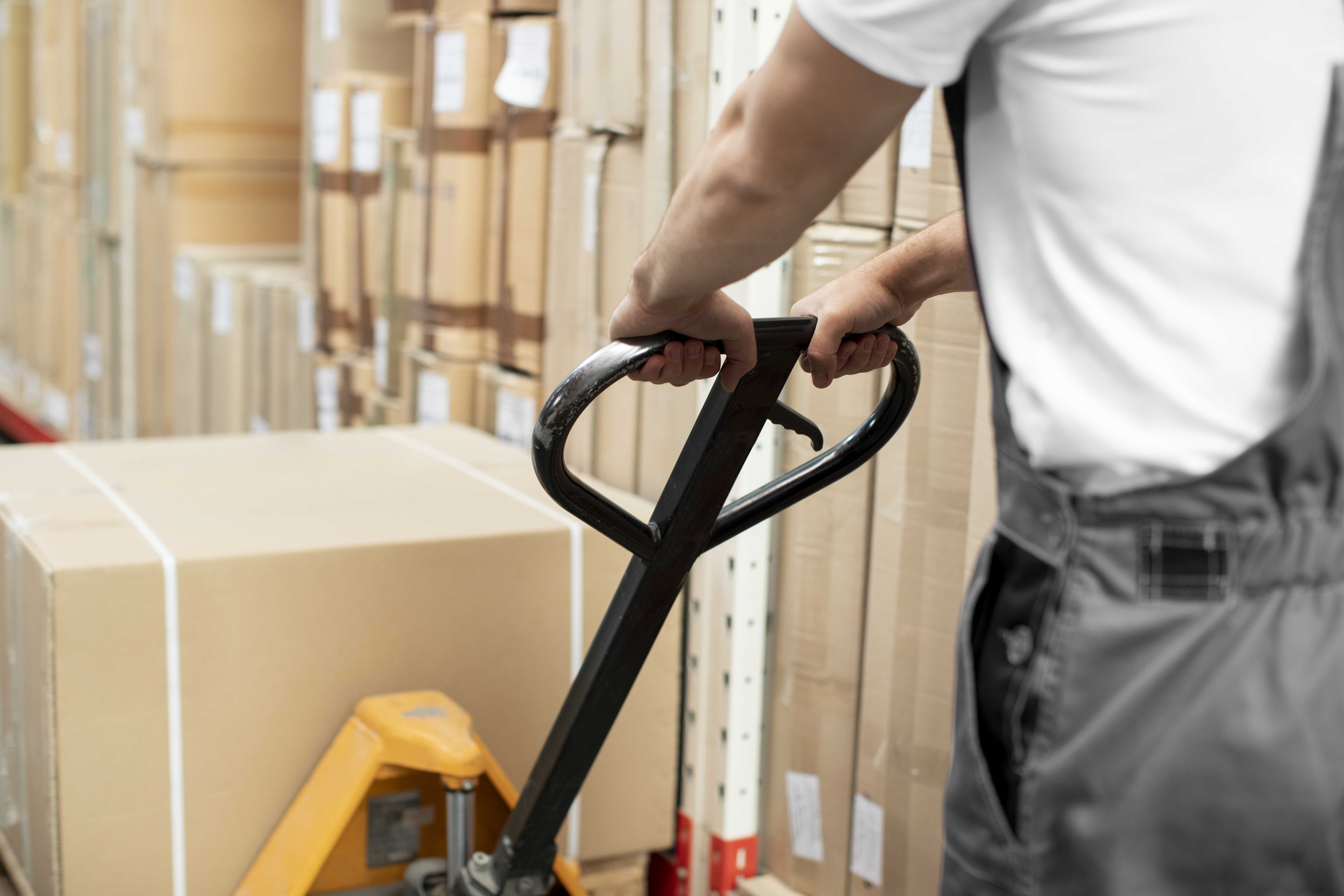 cerrar-hombre-trabajando-almacen-logistico